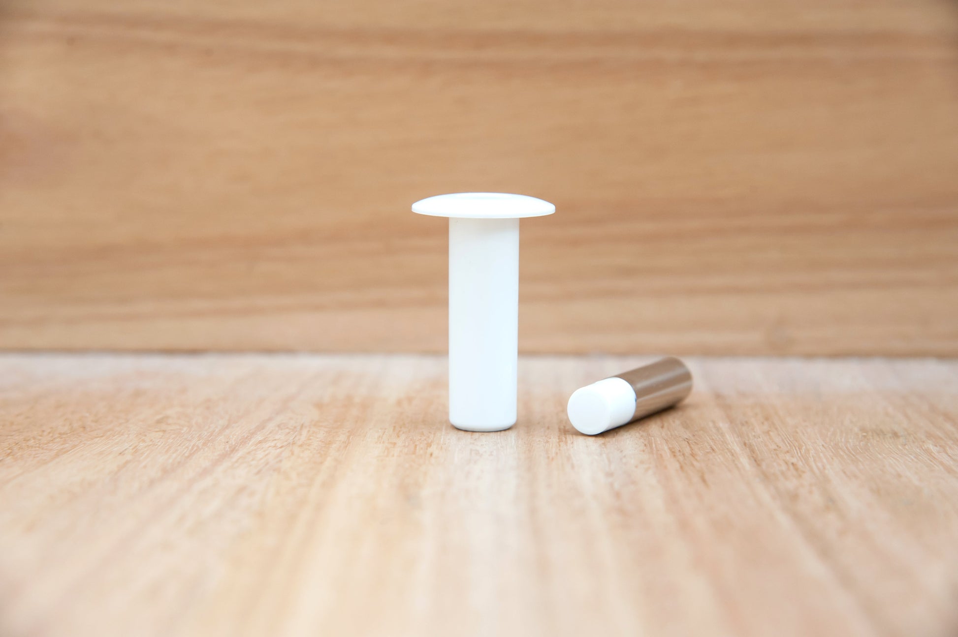 FLUSH MOUNTED CONCEALED MAGNETIC DOORSTOP WITH HOLD-OPEN FUNCTION - WHITE TRADE PK